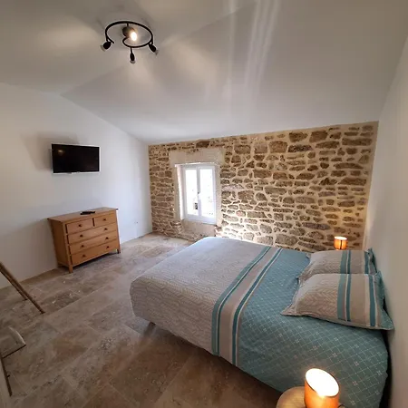 Гостевой дом Chez Vero D'hotes & Maison En Pierre Contemporaine Сюз-ла-Русс